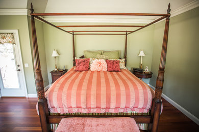 На фото: большая хозяйская спальня в классическом стиле с серыми стенами, паркетным полом среднего тона и коричневым полом без камина