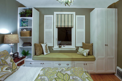 オタワにある中くらいなトランジショナルスタイルのおしゃれな客用寝室 (緑の壁、無垢フローリング)