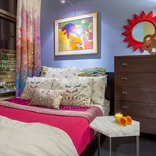 Foto de dormitorio principal, bohemio, pequeño, con paredes azules, moqueta y suelo negro