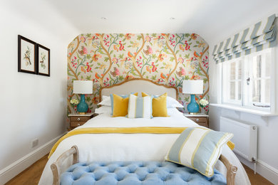 На фото: гостевая спальня среднего размера, (комната для гостей) в классическом стиле с белыми стенами, коричневым полом и паркетным полом среднего тона