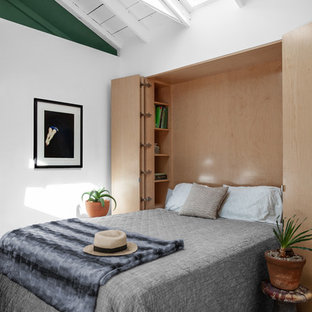Modelo de dormitorio principal, costero, pequeño, con paredes blancas, suelo de cemento y suelo gris