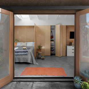 Foto de dormitorio principal, marinero, pequeño, con paredes blancas, suelo de cemento y suelo gris