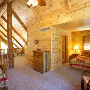 Diseño de dormitorio tipo loft, rural, grande, con moqueta