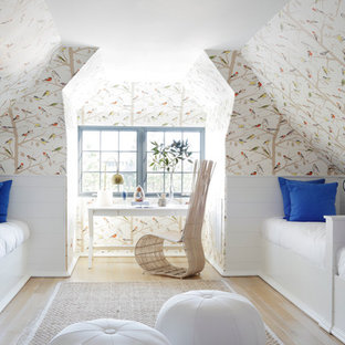 Imagen de habitación de invitados ecléctica con paredes multicolor y suelo de madera clara