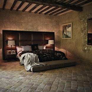 Modelo de dormitorio mediterráneo con suelo de baldosas de terracota