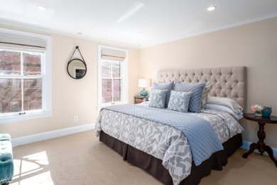 ワシントンD.C.にある広いトラディショナルスタイルのおしゃれな主寝室 (ベージュの壁、カーペット敷き、ベージュの床) のレイアウト