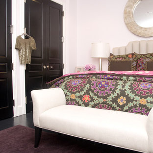 Foto di una camera da letto chic di medie dimensioni con pareti rosa, pavimento in legno verniciato e nessun camino