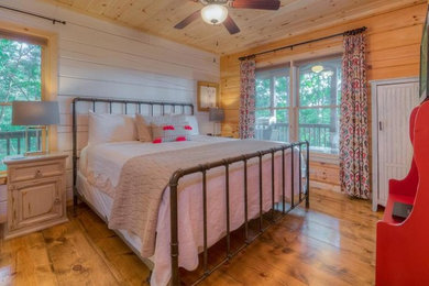 Идея дизайна: хозяйская спальня среднего размера в стиле рустика с коричневыми стенами, светлым паркетным полом и коричневым полом
