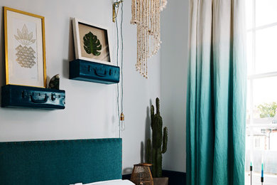 グロスタシャーにあるエクレクティックスタイルのおしゃれな寝室 (青い壁) のレイアウト