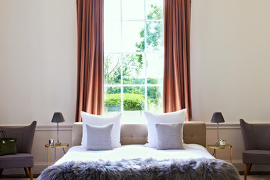 Imagen de dormitorio principal retro extra grande sin chimenea con paredes blancas, moqueta y suelo beige