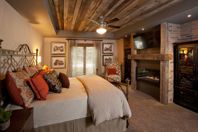他の地域にある中くらいなラスティックスタイルのおしゃれな主寝室 (ベージュの壁、カーペット敷き、横長型暖炉、木材の暖炉まわり、ベージュの床、シアーカーテン) のレイアウト