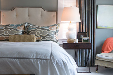 コロンバスにある中くらいなトランジショナルスタイルのおしゃれな寝室 (カーペット敷き、白い床) のインテリア