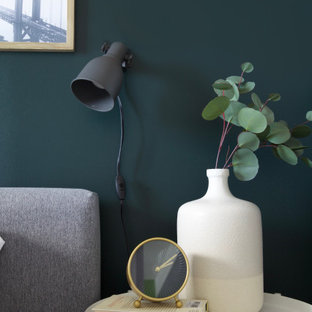Diseño de dormitorio principal, ecléctico, pequeño, con paredes verdes, suelo laminado y suelo marrón