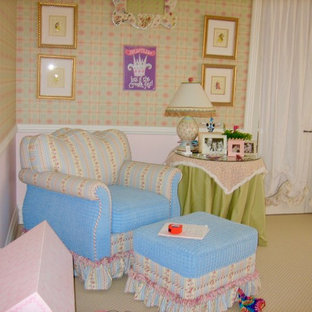 Imagen de dormitorio clásico, de tamaño medio, con paredes rosas y suelo rosa