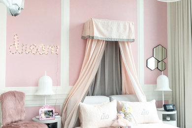 トロントにある小さなシャビーシック調のおしゃれな寝室 (ピンクの壁、カーペット敷き、暖炉なし)