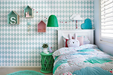 シドニーにある小さな北欧スタイルのおしゃれな客用寝室 (緑の壁)