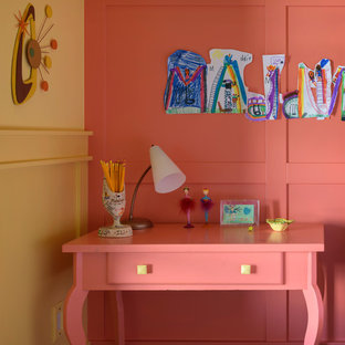 Diseño de habitación de invitados tradicional renovada, de tamaño medio, sin chimenea, con paredes rosas