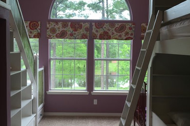 Exemple d'une chambre mansardée ou avec mezzanine chic de taille moyenne avec un mur violet.