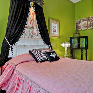 Modelo de habitación de invitados bohemia, pequeña, con paredes verdes y suelo de madera en tonos medios