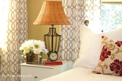 Ejemplo de habitación de invitados clásica renovada pequeña con paredes beige y moqueta