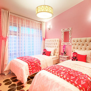 Idee per una grande camera da letto design con pareti rosa, pavimento con piastrelle in ceramica e pavimento grigio