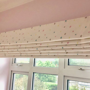 Diseño de dormitorio minimalista, de tamaño medio, con paredes rosas