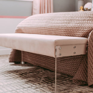 Imagen de habitación de invitados tradicional renovada, pequeña, con paredes grises y suelo laminado