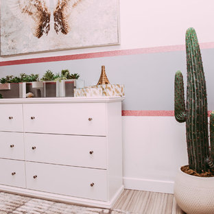 Ejemplo de habitación de invitados tradicional renovada, pequeña, con paredes grises y suelo laminado