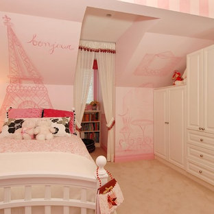 Ejemplo de dormitorio actual, pequeño, con paredes rosas y moqueta