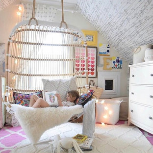 Imagen de dormitorio tipo loft, bohemio, de tamaño medio, con paredes multicolor y suelo de madera clara