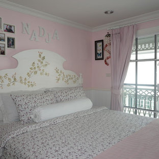Foto de dormitorio romántico, de tamaño medio, con paredes rosas y suelo de madera en tonos medios
