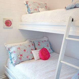 Diseño de dormitorio tipo loft, marinero, con paredes amarillas y moqueta