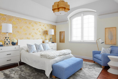 Foto de habitación de invitados clásica renovada sin chimenea con paredes multicolor y suelo de madera en tonos medios