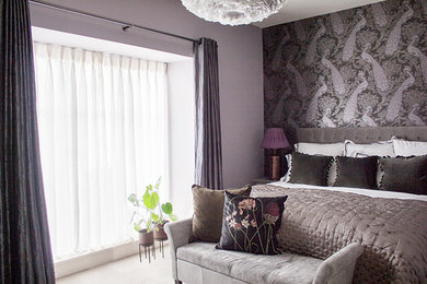 Mittelgroßes Modernes Gästezimmer ohne Kamin mit lila Wandfarbe, Teppichboden und grauem Boden in Cardiff