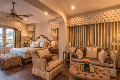 Imagen de dormitorio principal tradicional de tamaño medio con paredes beige y suelo de madera oscura