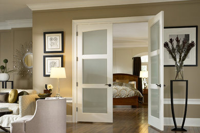 На фото: хозяйская спальня среднего размера в классическом стиле с серыми стенами, полом из винила и коричневым полом без камина с