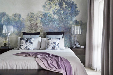 Свежая идея для дизайна: хозяйская спальня среднего размера в современном стиле с ковровым покрытием и серым полом без камина - отличное фото интерьера