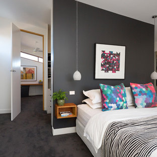 Modernes Schlafzimmer mit weißer Wandfarbe, Teppichboden und schwarzem Boden in Melbourne