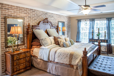 アトランタにある中くらいなトランジショナルスタイルのおしゃれな主寝室 (茶色い壁、カーペット敷き、茶色い床)