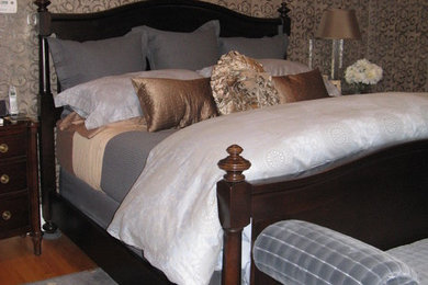 Bedroom - traditional bedroom idea in Chicago