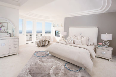Foto de dormitorio principal clásico renovado grande sin chimenea con paredes grises, moqueta y suelo blanco