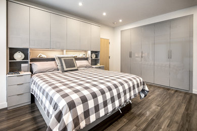 Mittelgroßes Modernes Hauptschlafzimmer ohne Kamin mit weißer Wandfarbe und braunem Holzboden in San Francisco