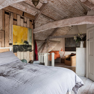 Immagine di una camera matrimoniale stile rurale di medie dimensioni con pareti beige, pavimento in legno verniciato e pavimento bianco
