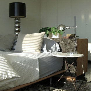 Diseño de dormitorio principal, vintage, pequeño, con paredes blancas y suelo de linóleo