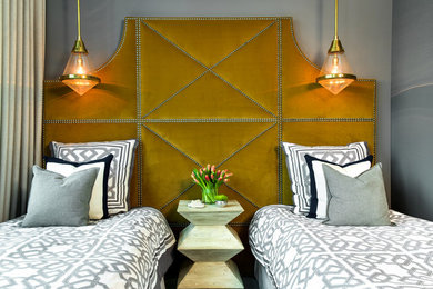 Стильный дизайн: спальня в современном стиле с серыми стенами и кроватью в нише - последний тренд