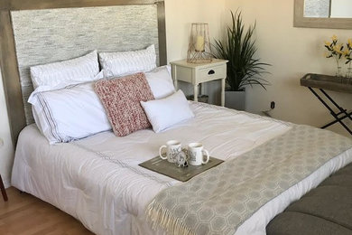 ロサンゼルスにある中くらいなトラディショナルスタイルのおしゃれな主寝室 (ベージュの壁、淡色無垢フローリング、暖炉なし、茶色い床) のインテリア
