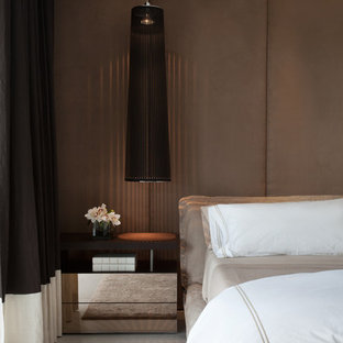 Modelo de habitación de invitados contemporánea, extra grande, sin chimenea, con paredes marrones, suelo de baldosas de cerámica y suelo blanco