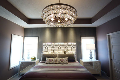 他の地域にある中くらいなトランジショナルスタイルのおしゃれな主寝室 (紫の壁、カーペット敷き、暖炉なし) のインテリア