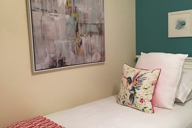 Modelo de habitación de invitados tradicional de tamaño medio con paredes azules, moqueta y suelo beige