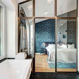 Großes Modernes Schlafzimmer ohne Kamin, im Loft-Style mit weißer Wandfarbe, braunem Holzboden und braunem Boden in Berlin